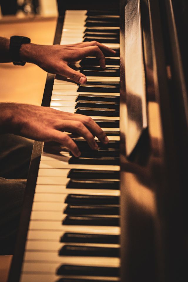 Mãos tocando piano